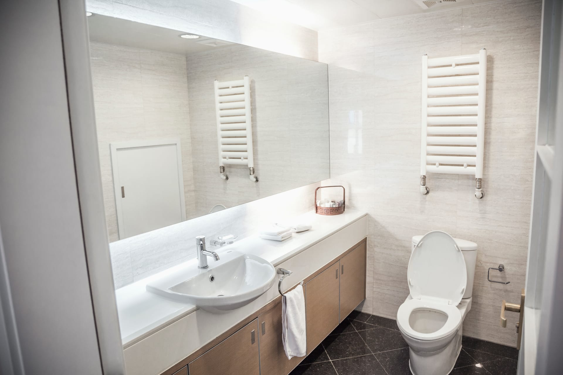 Baño minimalista limpio
